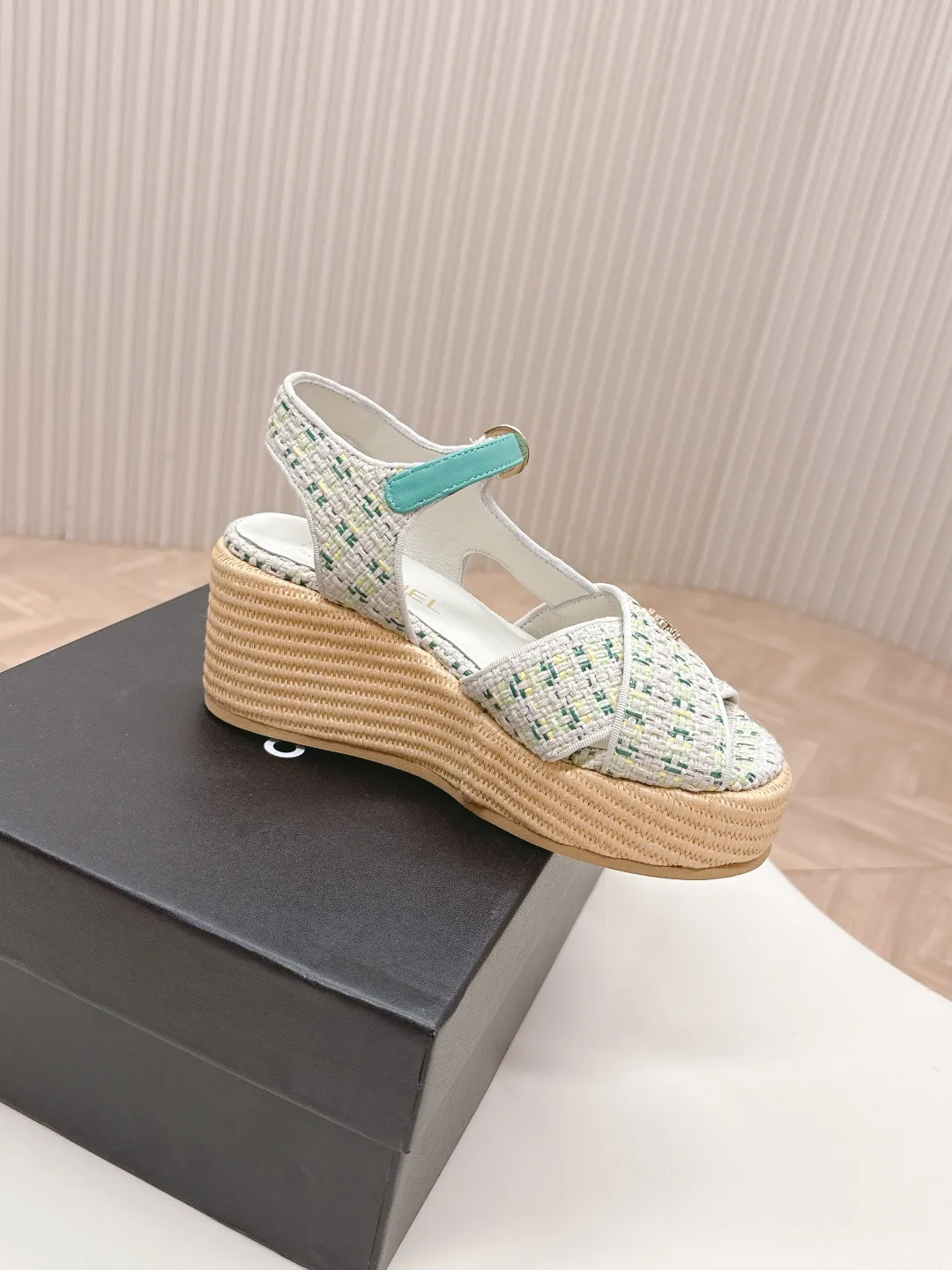 👟👟Ex-factory price 600👟👟 CHANEL Chanel 2025 new sandals and slippers series classic series every style is great rhombus platform sandals and slippers elegant and noble comfortable and versatile upper: sheepskin, woven cloth foot pads: sheepskin sole: rubber outsole size: 35-40